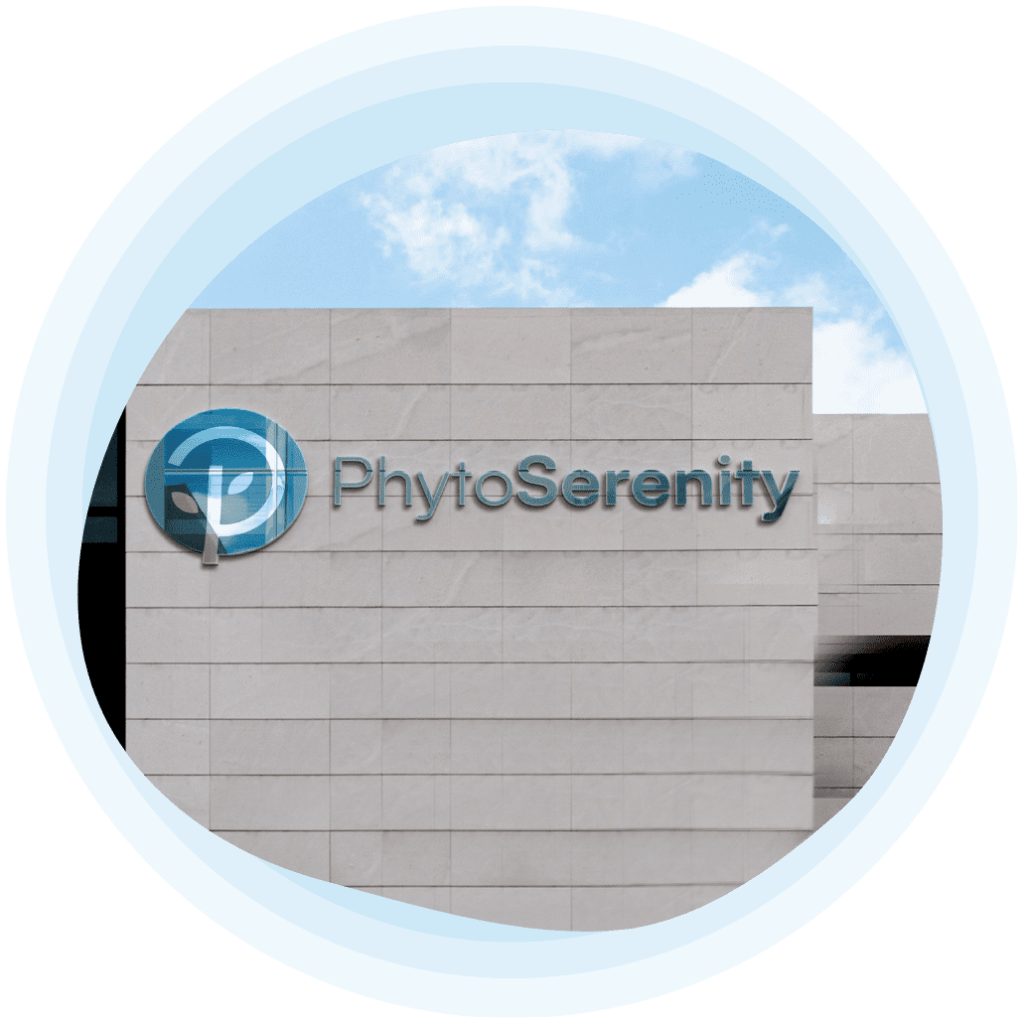 An einer Wand hängt das Phyto Serenity-Logo und der Text „Phyto Serenity“ in eleganten Buchstaben.